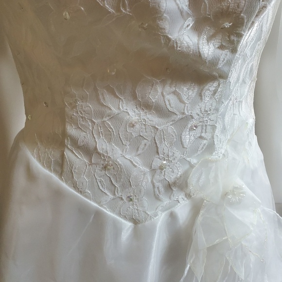 Vintage wedding dress with new veil - Picture 6 of 8